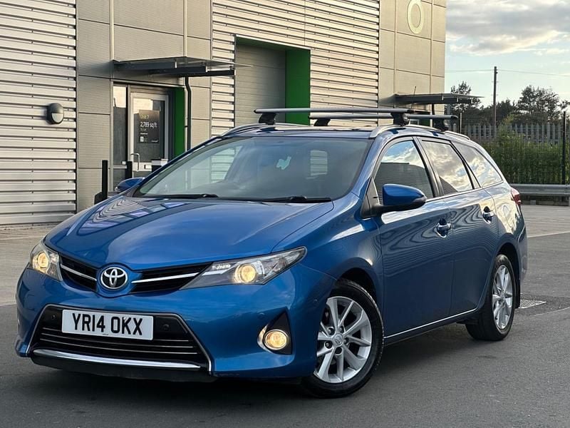 Used Toyota Auris 90 HP (66 kW) 2014 Blue Estate