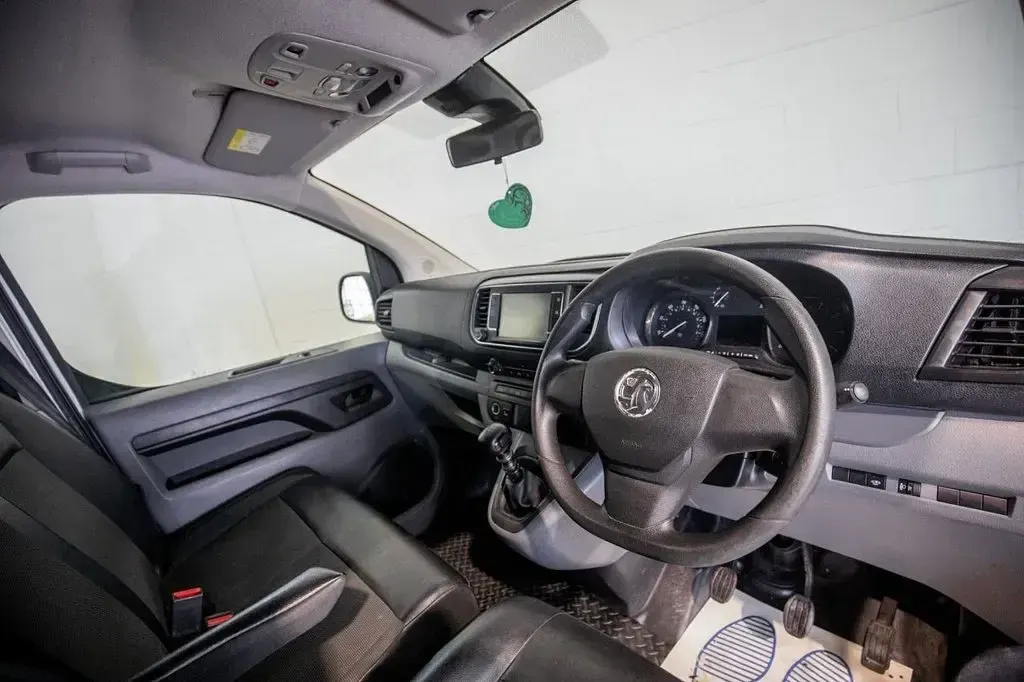 Used Vauxhall Vivaro 100 HP (73 kW) 2019 White MPV