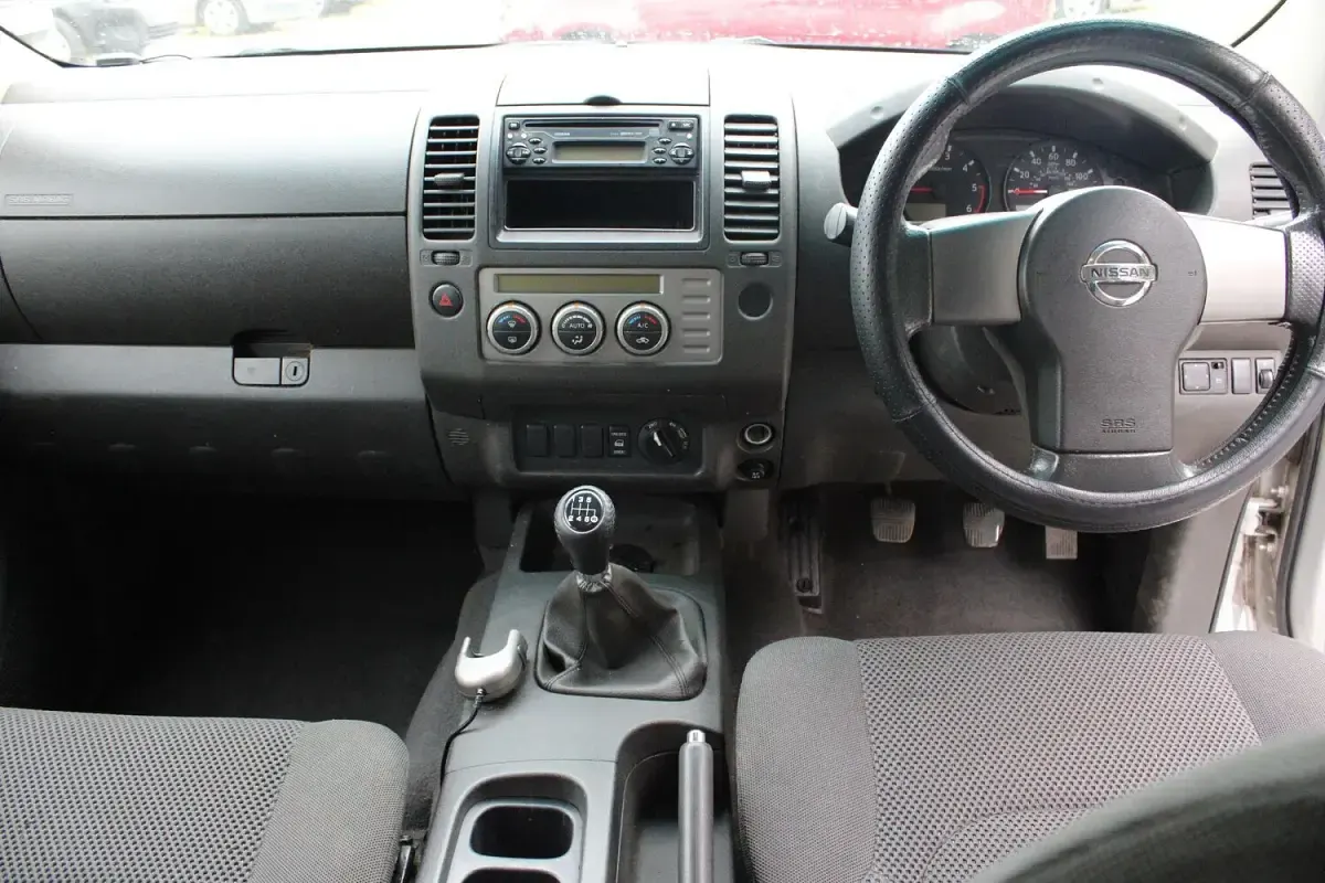 Used Nissan Navara SE 174 HP (127 kW) 2006 Silver Pickup