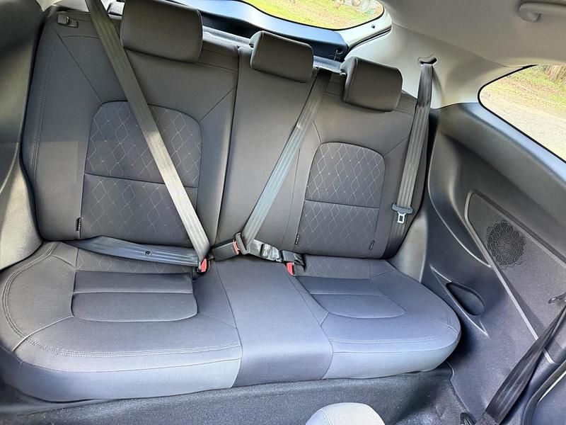 Begagnad Kia Rio 2015 Vit Halvkombi