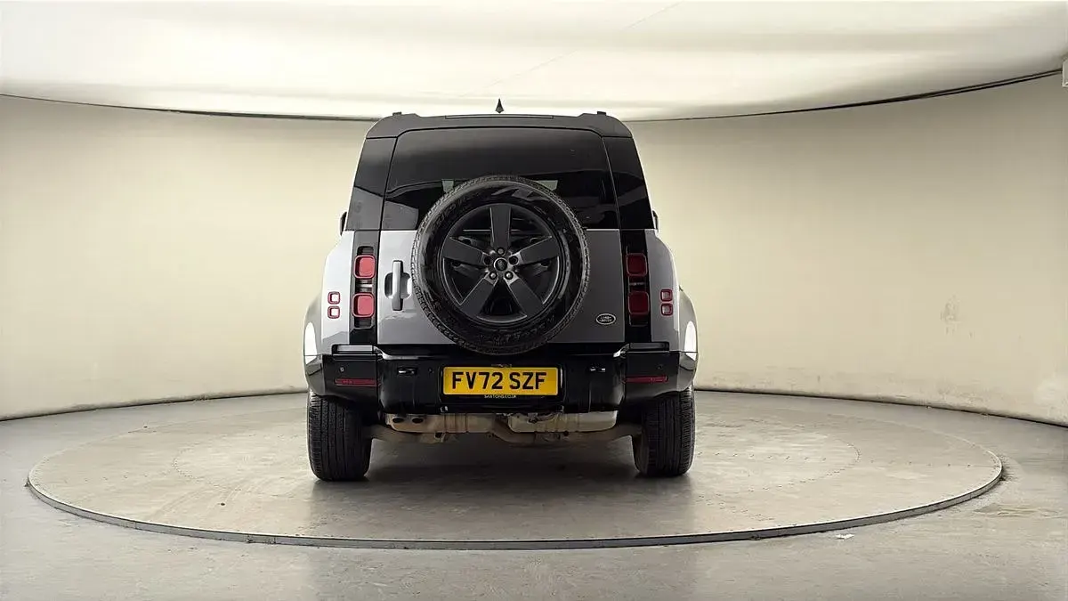 Usado Land Rover Defender SE Dynamic 250 HP (183 kW) 2023 Cinzento SUV
