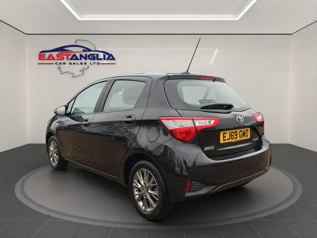 Used Toyota Yaris Hybrid 100 HP (73 kW) 2019 Black Hatchback