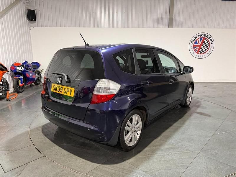 Begagnad Honda Jazz EX 100 HK (73 kW) 2009 Lila Halvkombi