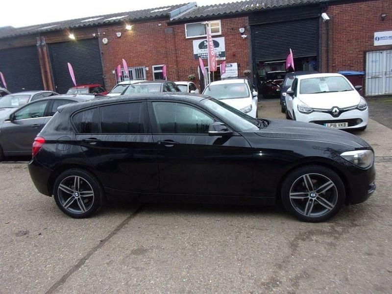 Begagnad BMW 114 Sport Line 2014 Svart Halvkombi