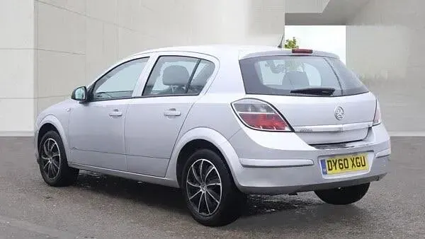 Used Vauxhall Astra Club 138 HP (101 kW) 2010 Silver Hatchback