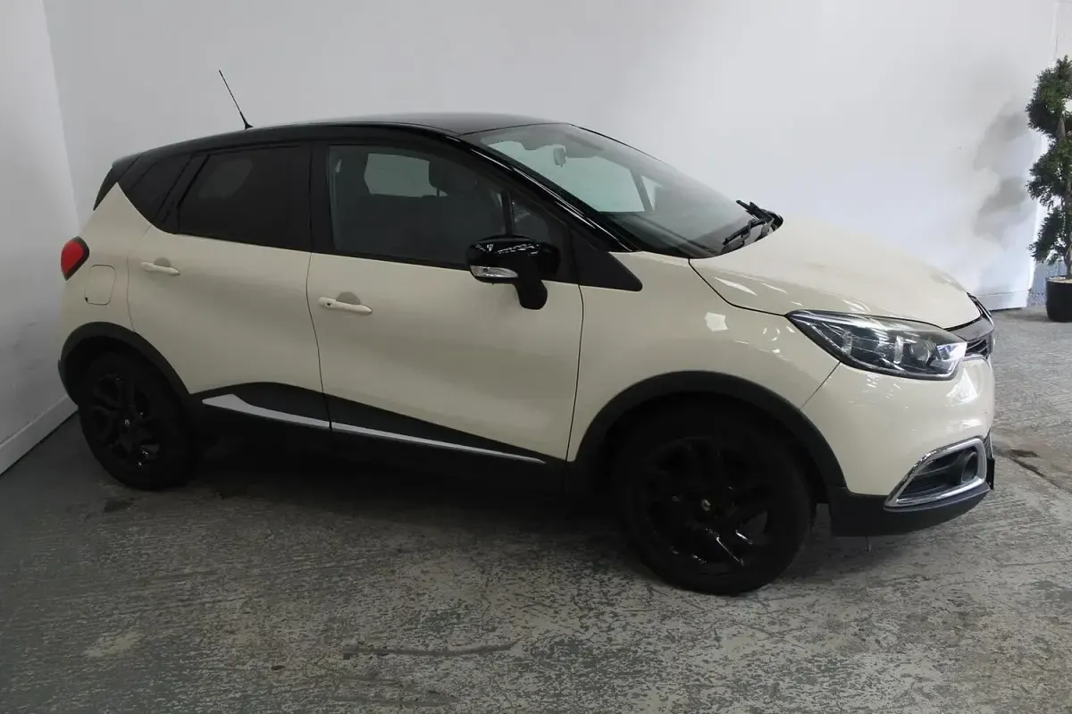 Used Renault Captur Dynamique 120 HP (88 kW) 2015 White SUV