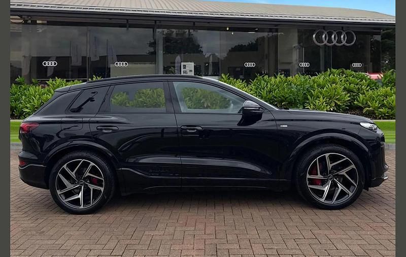 Begagnad Audi Q6 e-tron Advanced 185 kW (252 HK) 2025 Svart SUV