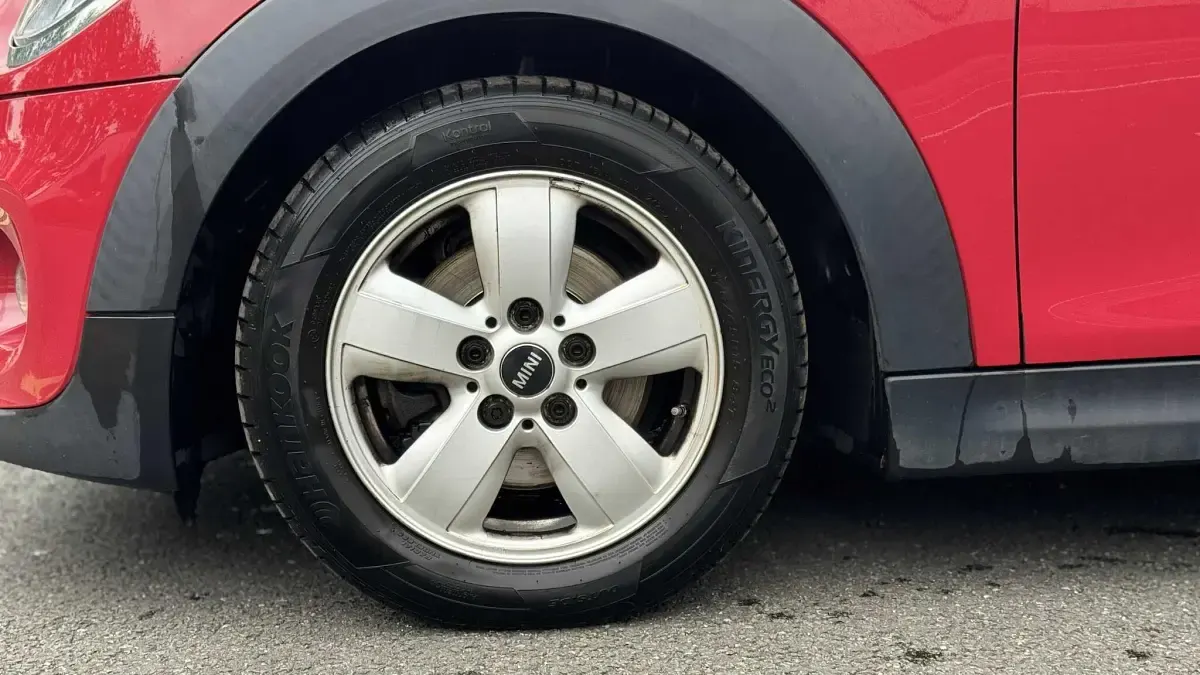 Używany Mini Cooper Classic 136 KM (100 kW) 2021 Czerwony Hatchback