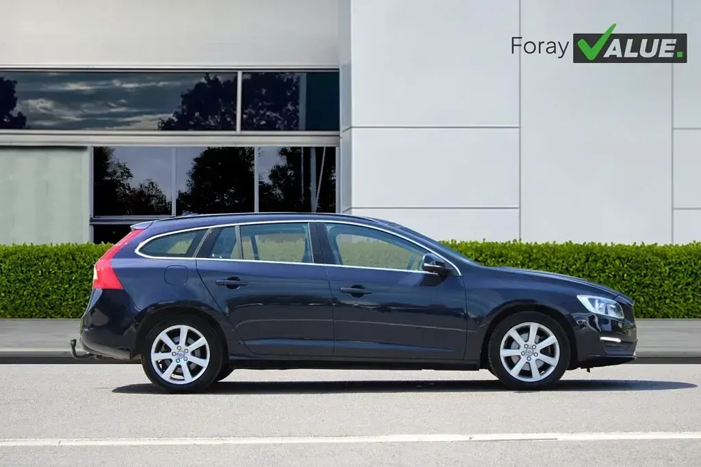 Used Volvo V60 SE 2018 Blue Estate