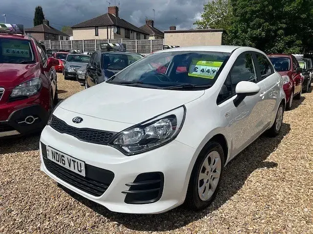 Used Kia Rio Air 75 HP (55 kW) 2016 White Hatchback