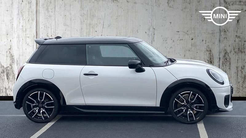 Used Mini Cooper Hatch 113 kW (154 HP) 2025 White Hatchback