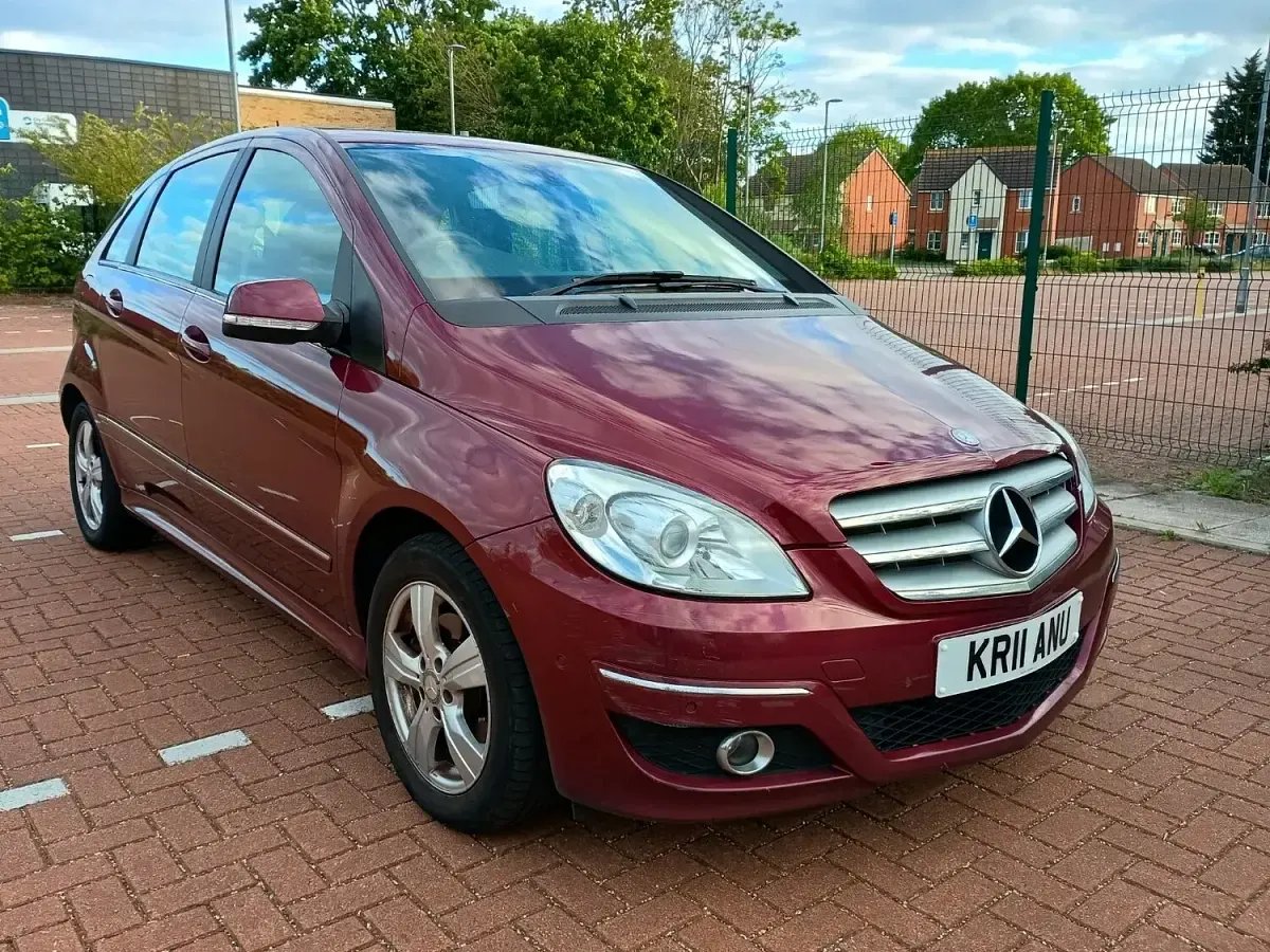 Used Mercedes B200 SE 2011 Red MPV