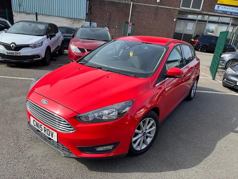 Used Ford Focus Titanium 125 HP (91 kW) 2015 Red Hatchback