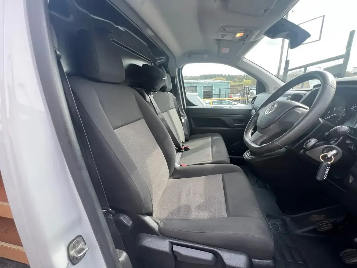 Usado Vauxhall Vivaro 100 HP (73 kW) 2023 Branco Monovolume