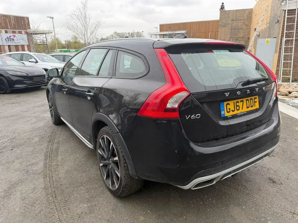 Used Volvo V60 CC 190 HP (139 kW) 2017 Black Estate