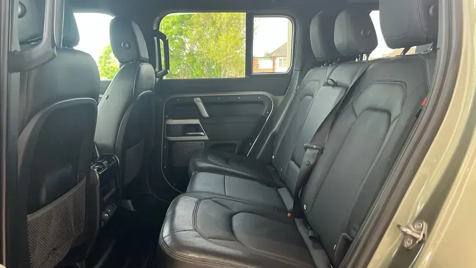 Usado Land Rover Defender Dynamic 404 HP (297 kW) 2023 Verde SUV