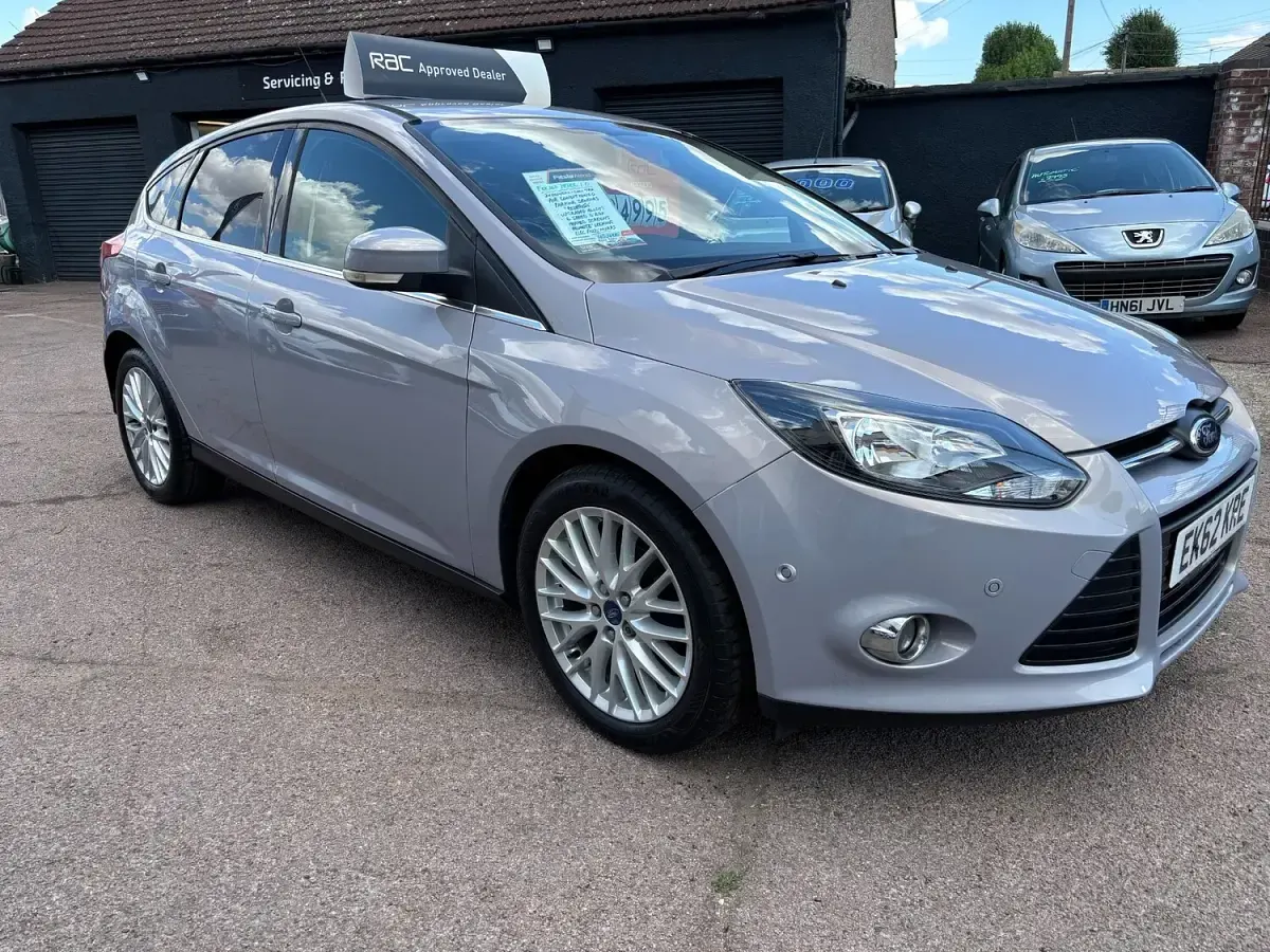Used Ford Focus Zetec 125 HP (91 kW) 2012 Blue Hatchback