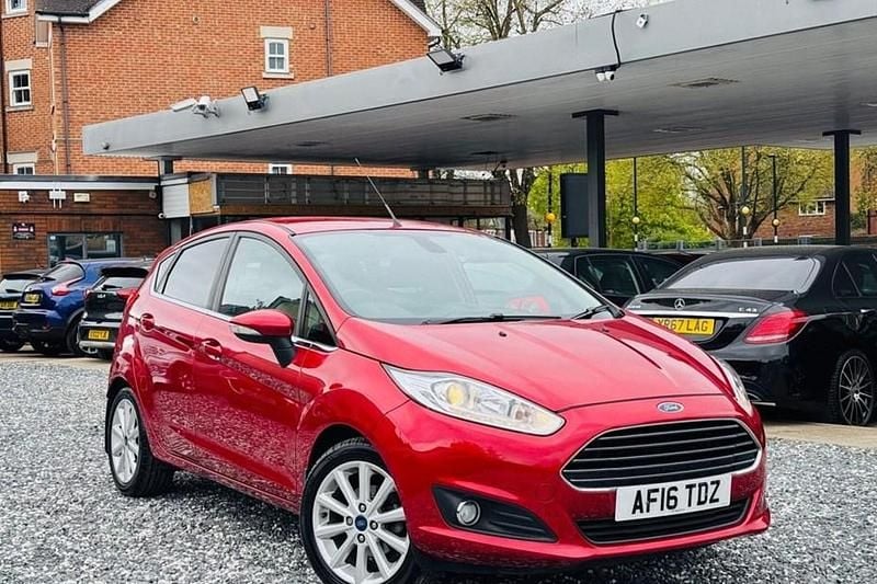 Used Ford Fiesta Titanium 100 HP (73 kW) 2016 Red Hatchback