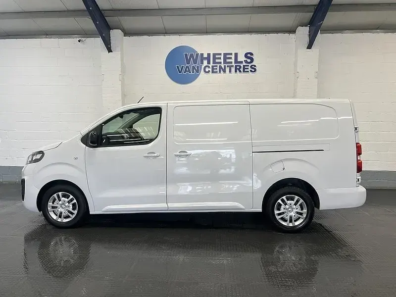 Second-hand Vauxhall Vivaro Sportive 100 CP (73 kW) 2022 Alb Monovolum