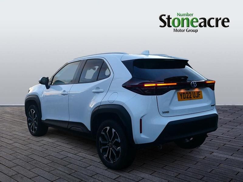 Used Toyota Yaris Hybrid Design 116 HP (85 kW) 2022 White Hatchback