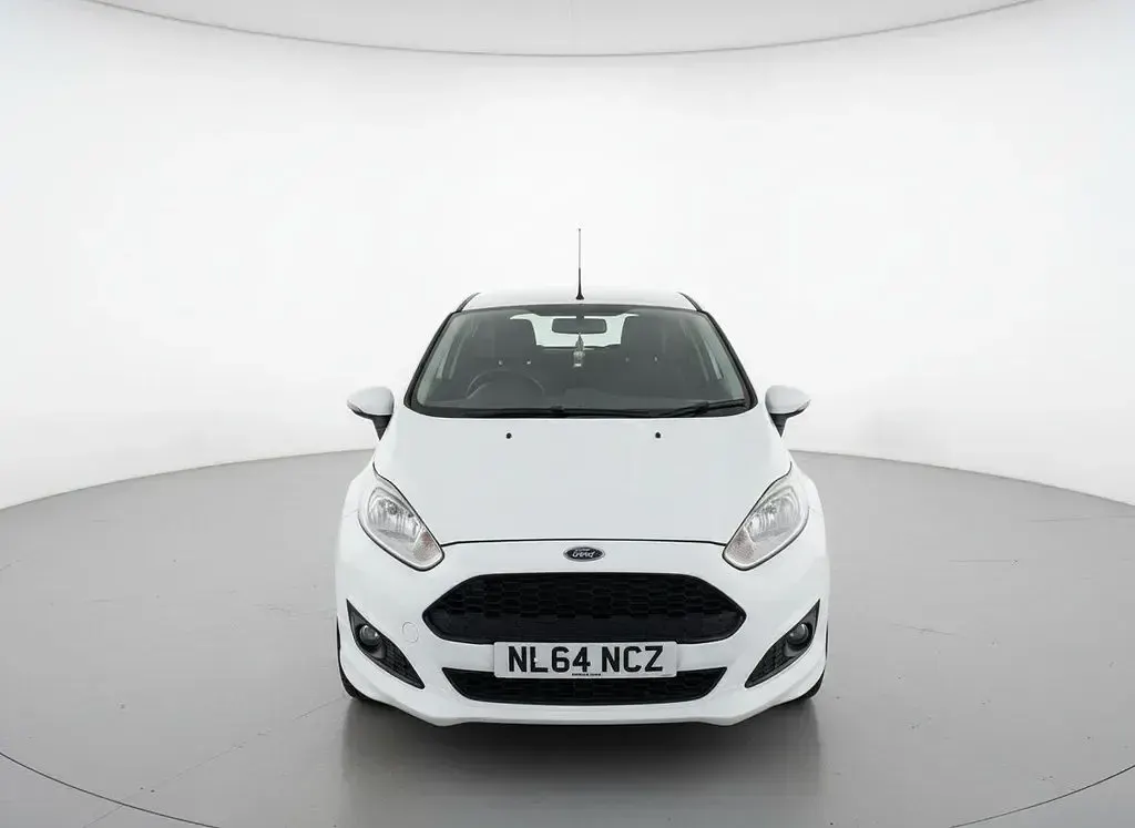 Used Ford Fiesta Zetec 82 HP (60 kW) 2014 White Hatchback