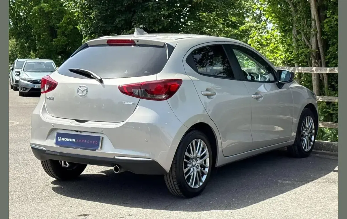 Usado Mazda 2 Inclusive 88 HP (64 kW) 2022 Prateado Citadino