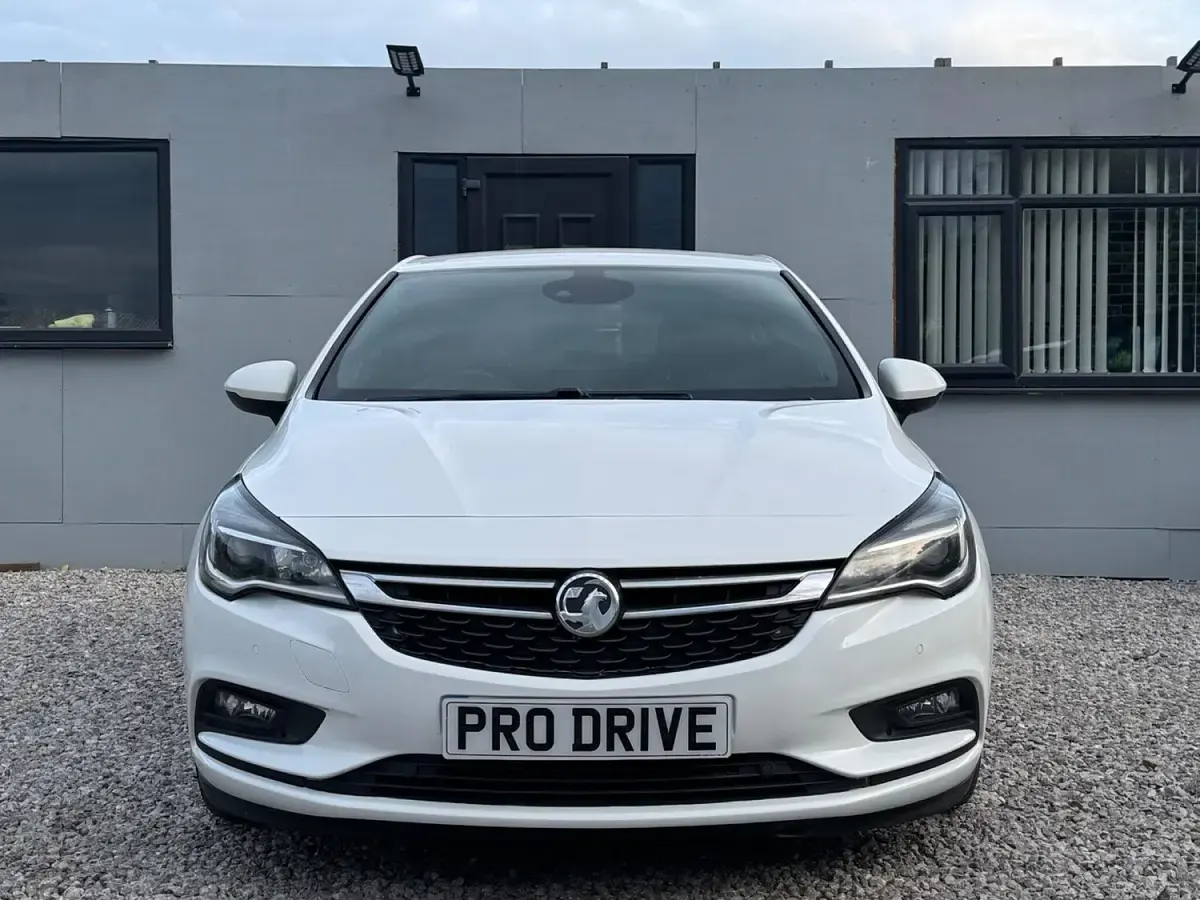Used Vauxhall Astra SRi 136 HP (100 kW) 2017 White Hatchback