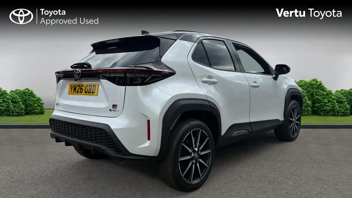 New Toyota Yaris Hybrid Sport 130 HP (95 kW) 2026 Platinum white pearl bitone (premium paint) Estate