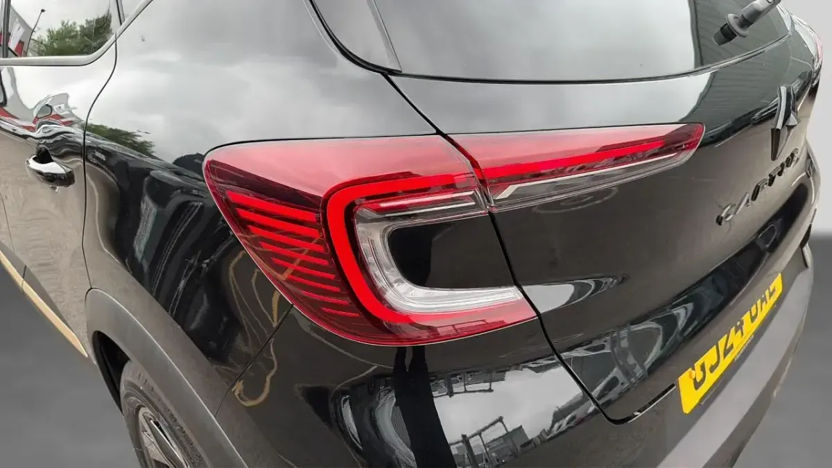 Second-hand Renault Captur Engineered 140 CP (102 kW) 2024 Negru SUV
