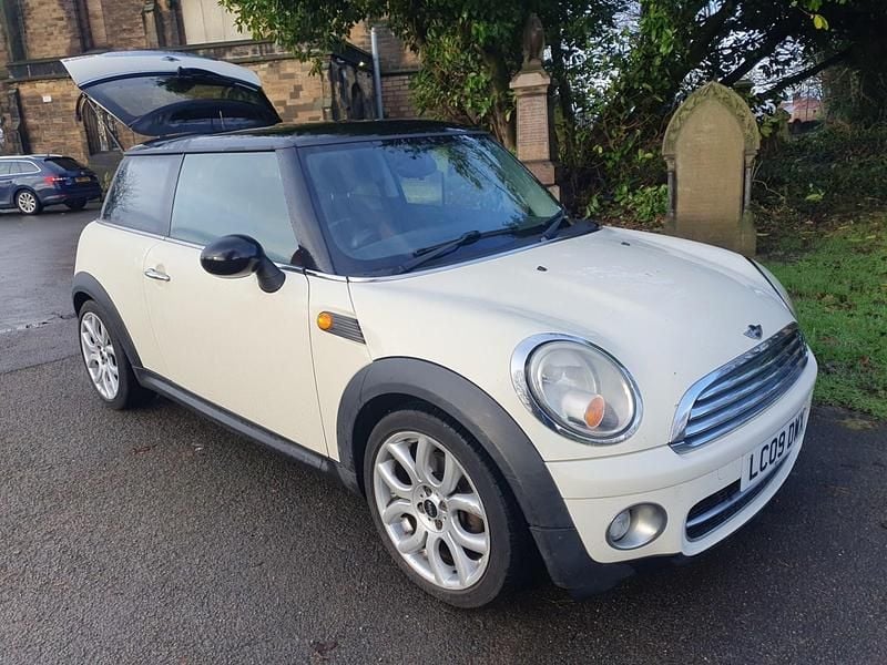 White Used 2009 Mini Cooper D Hatch Hatchback | £1,695 (Fair price) - Image 1/4