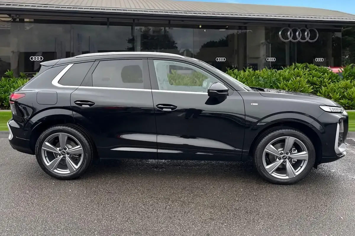 Second-hand Audi Q3 S-Line 150 CP (110 kW) 2026 Negru SUV
