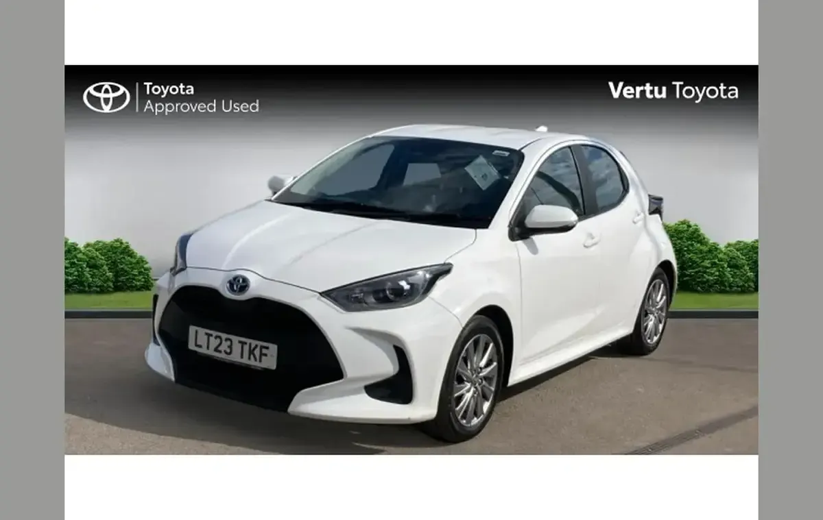 Used Toyota Yaris 116 HP (85 kW) 2023 White Hatchback