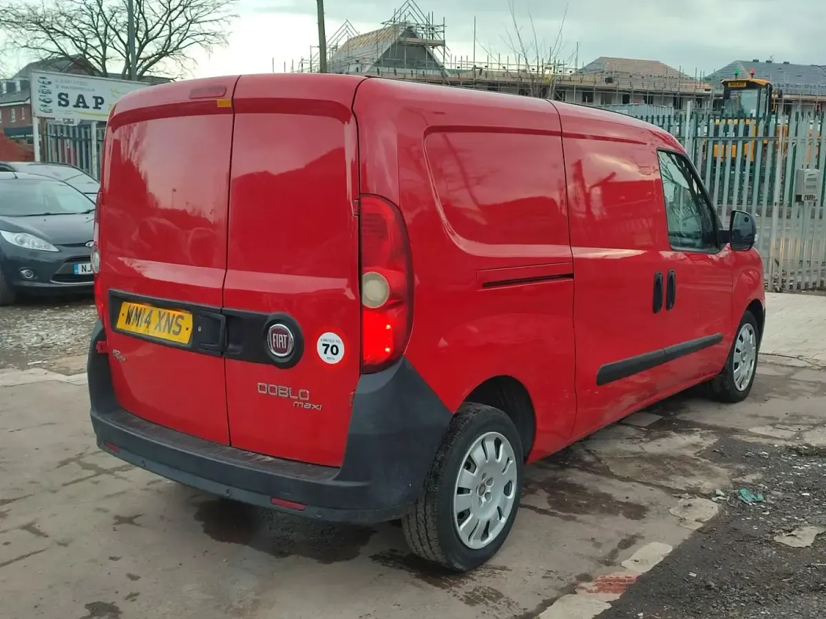 Używany Fiat Doblò 2014 Czerwony Minivan