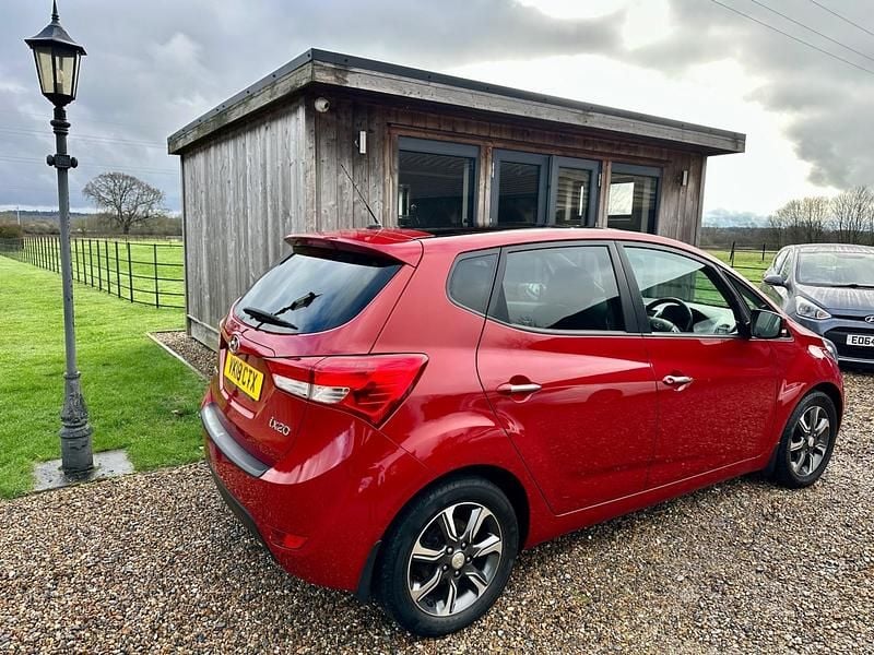 Used Hyundai ix20 Premium 90 HP (66 kW) 2018 Red Hatchback