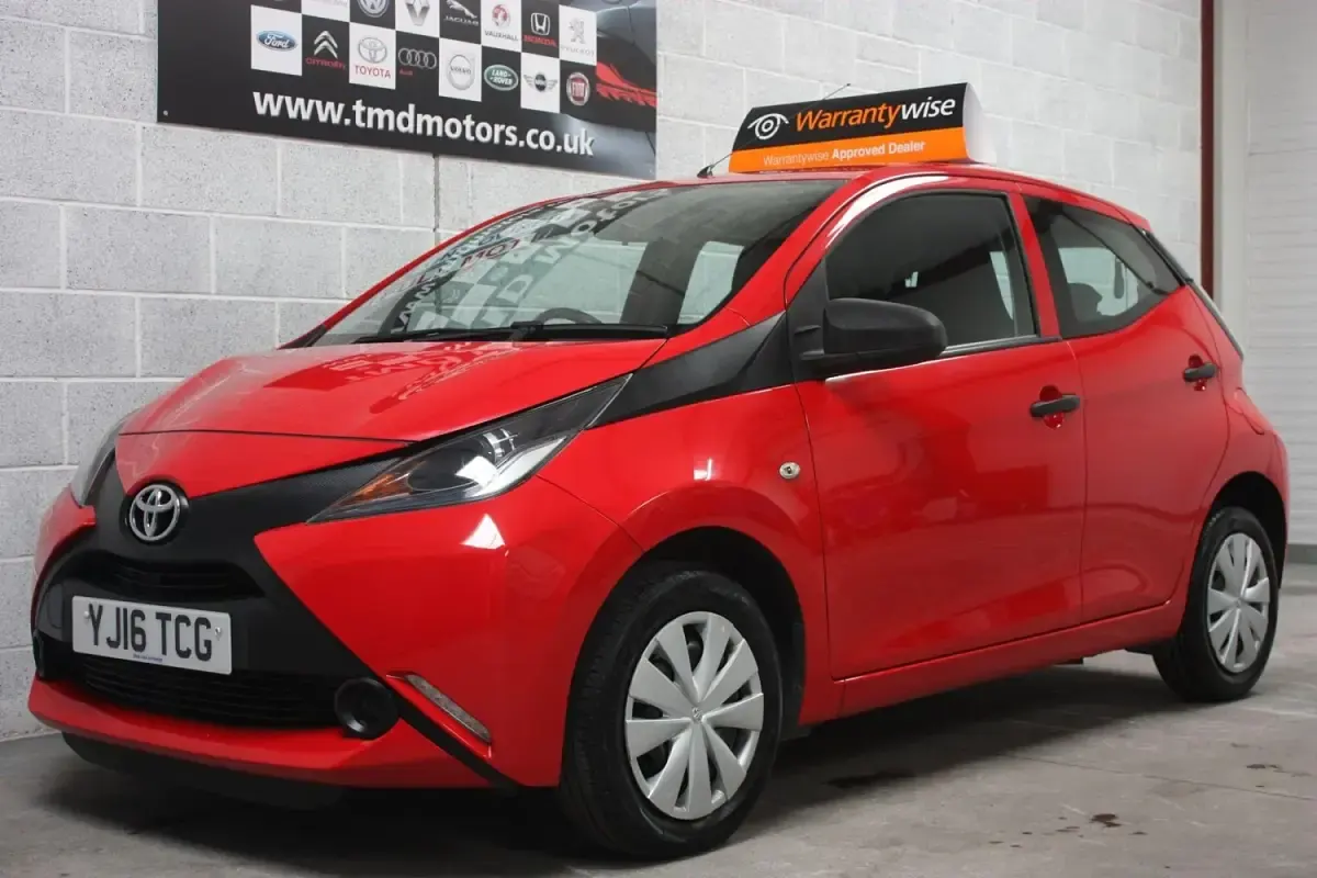 Usado Toyota Aygo 69 HP (50 kW) 2016 Vermelho Citadino
