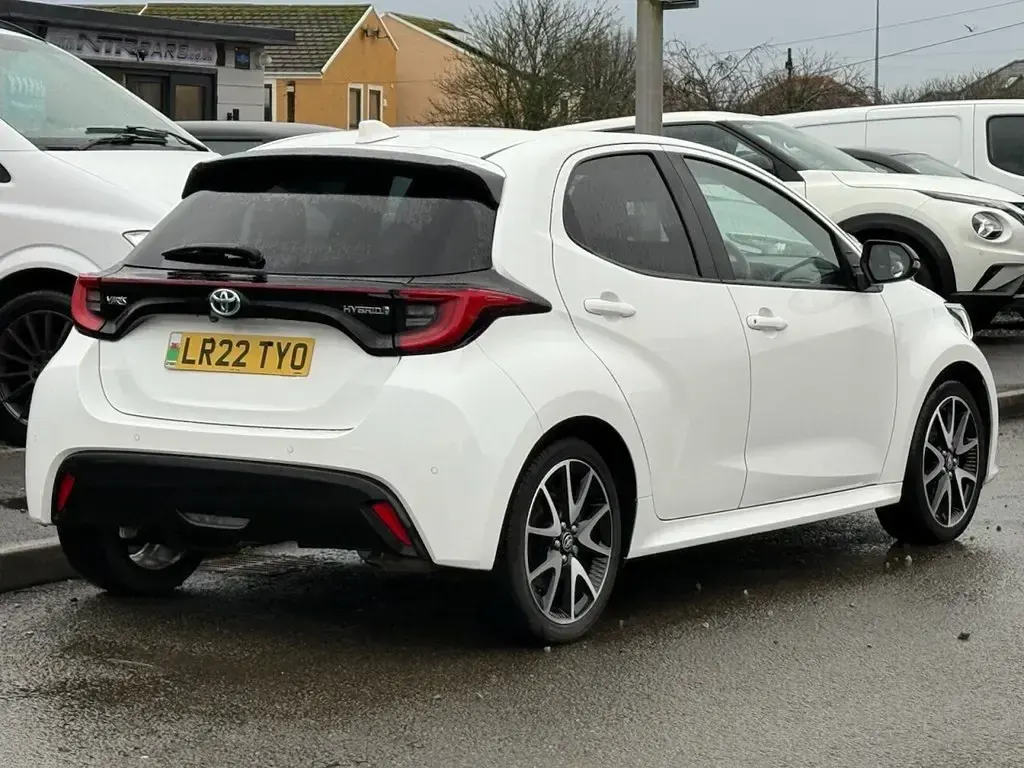Usado Toyota Yaris Hybrid 116 HP (85 kW) 2022 Branco Citadino