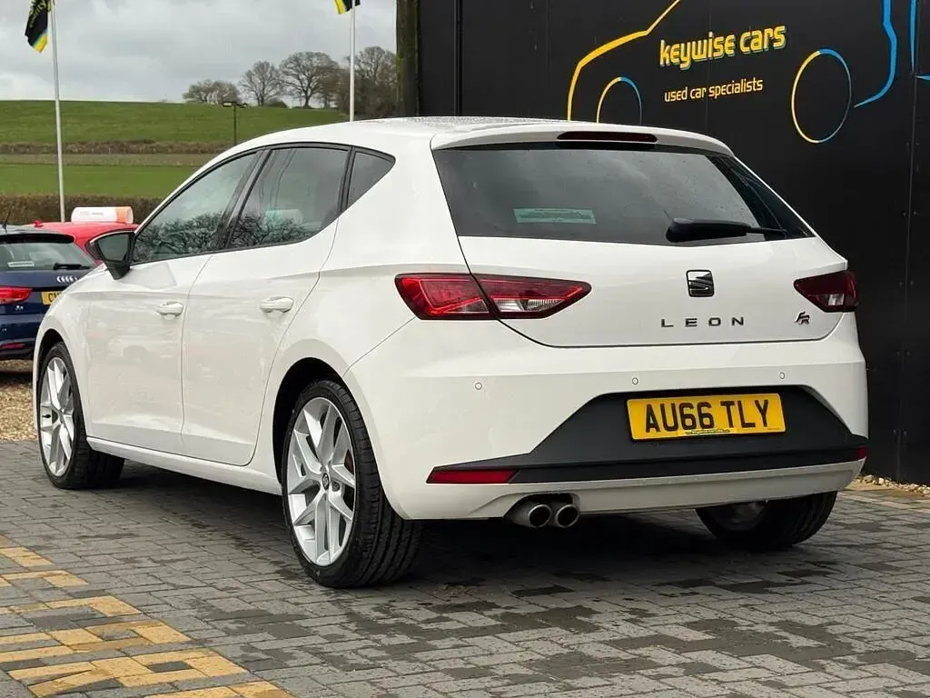 Used Seat Leon FR 184 HP (135 kW) 2016 White Hatchback
