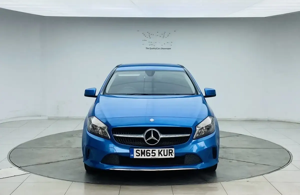 Begagnad Mercedes A180 2015 Blå Halvkombi