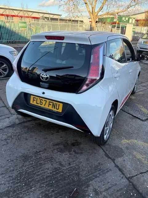 Usado Toyota Aygo X-play 68 HP (50 kW) 2017 Branco Citadino