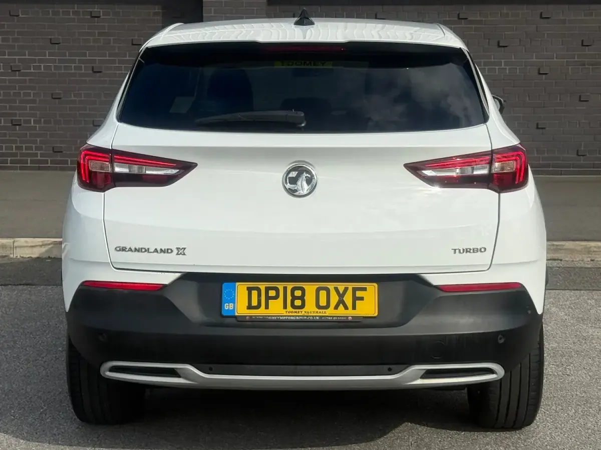 Used Vauxhall Grandland X Sport 130 HP (95 kW) 2018 White SUV