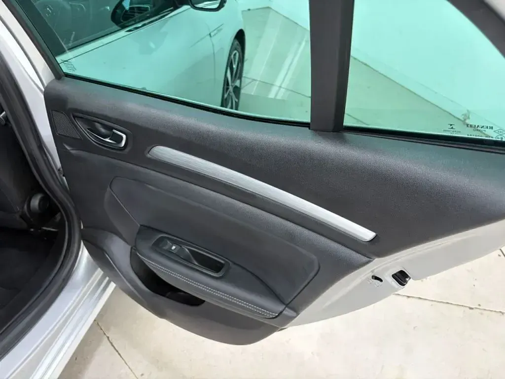 Used Renault Mégane Dynamique 2017 Silver Hatchback