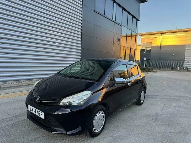 Used Toyota Yaris 100 HP (73 kW) 2014 Mauve/purple Hatchback