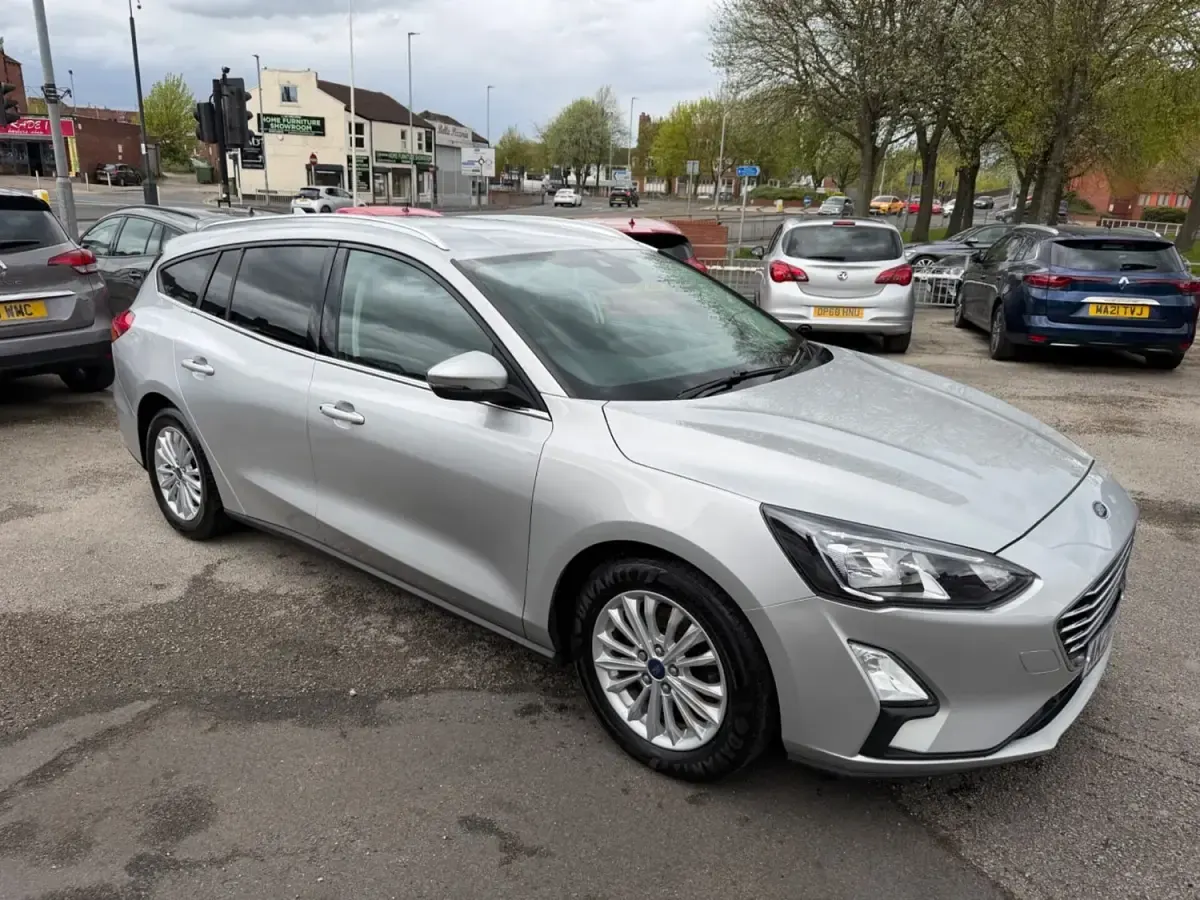 Begagnad Ford Focus Titanium 2020 Silver Kombi