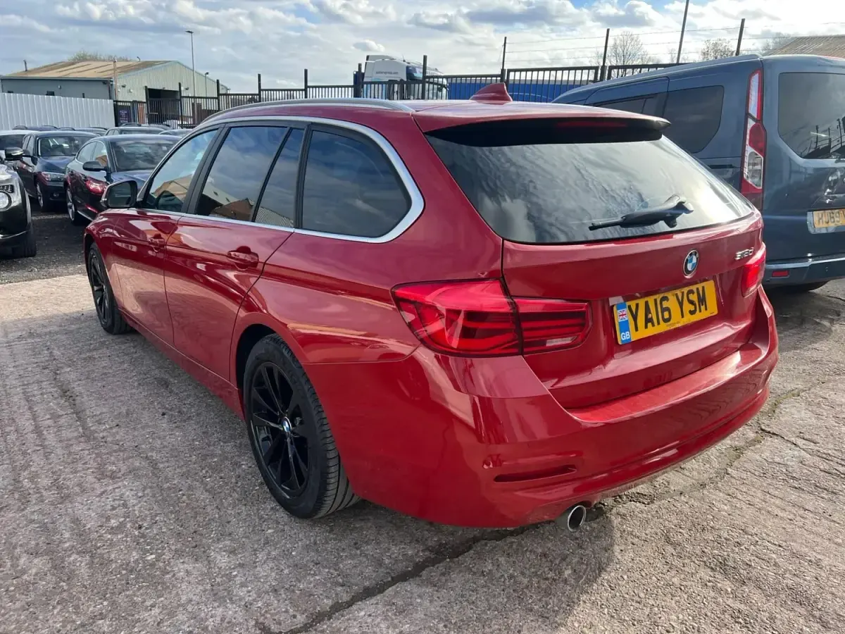 Begagnad BMW 318 Impressive 2016 Röd Kombi