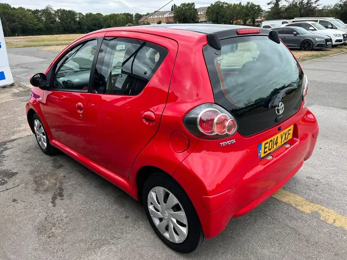 Used Toyota Aygo 68 HP (50 kW) 2014 Multicoloured Hatchback