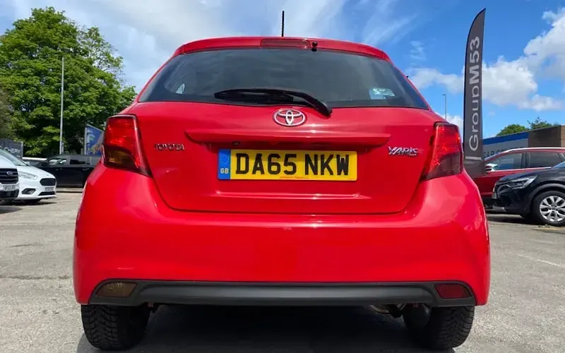 Used Toyota Yaris 69 HP (50 kW) 2015 Red Hatchback