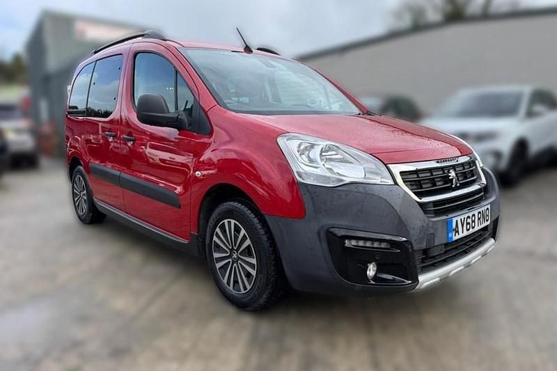 Used Peugeot TePee Outdoor 100 HP (73 kW) 2018 Red MPV