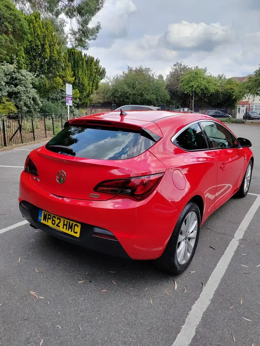 Used Vauxhall Astra GTC SRi 140 HP (102 kW) 2013 Red Hatchback