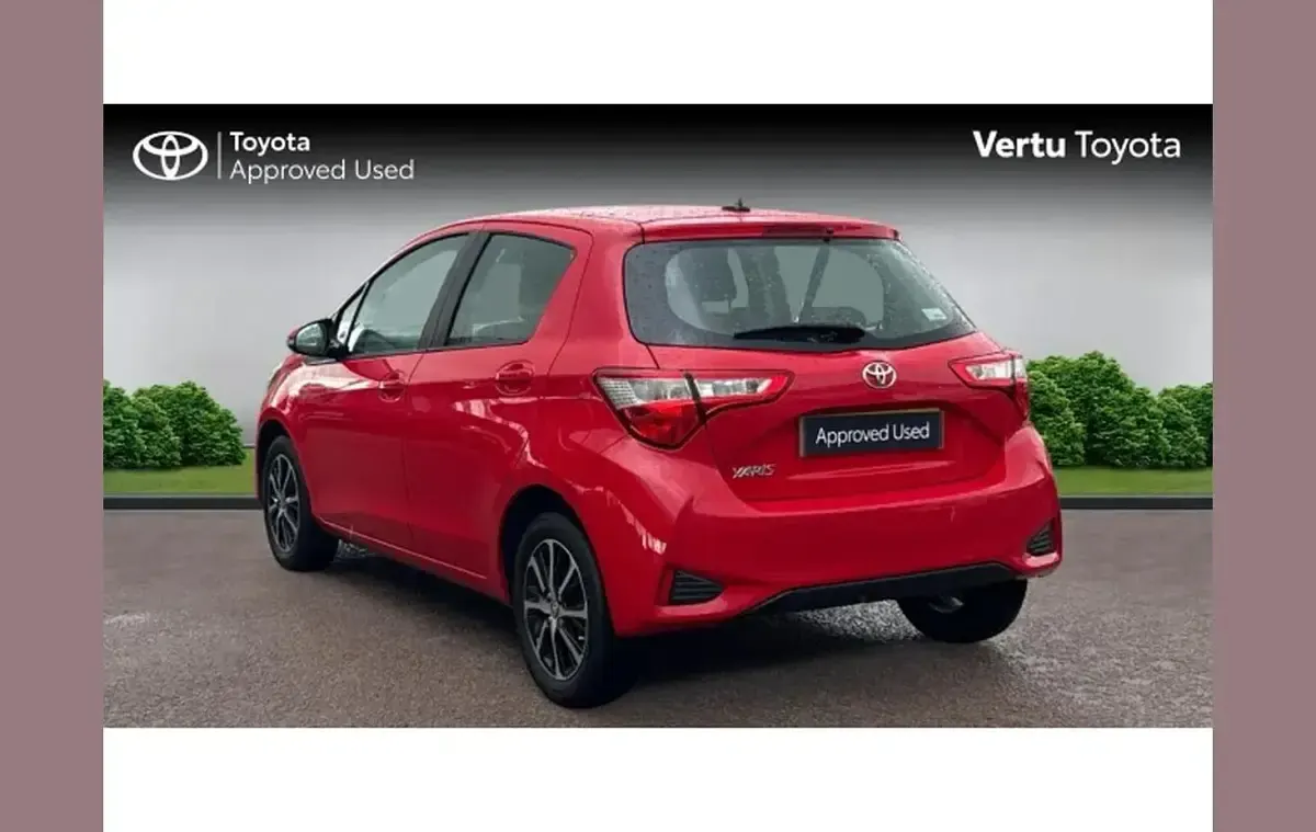 Gebraucht Toyota Yaris 111 PS (81 kW) 2018 Rot Kleinwagen