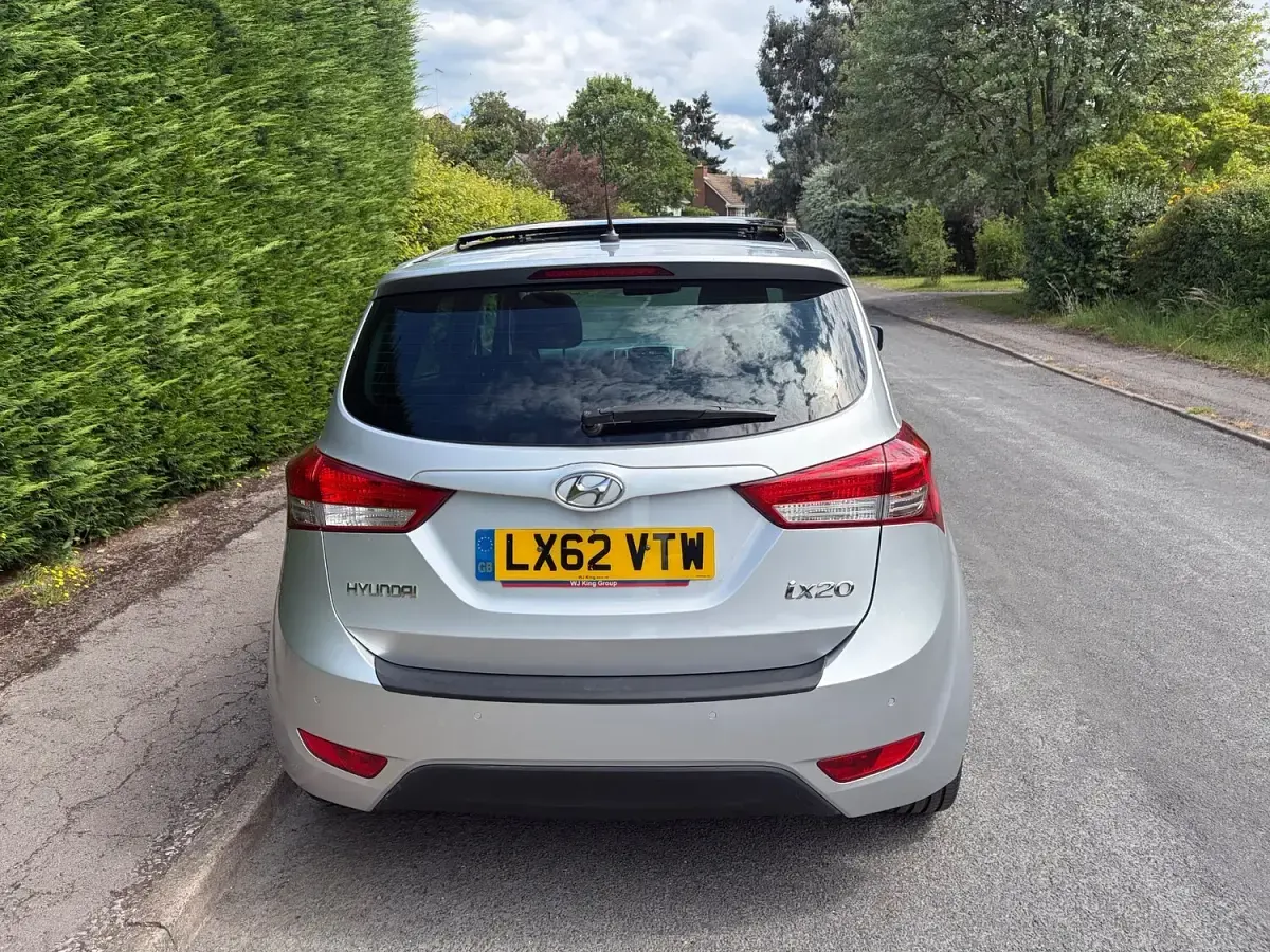 Used Hyundai ix20 Style 90 HP (66 kW) 2012 Silver Hatchback